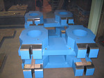 Pressenunterteile (Gewicht: 4,5 Tonnen pro Stück, Länge: 2.000 mm, Breite: 1.500 mm, Höhe: 500 mm) - geglüht - sandgestrahlt - grundiert und lackiert - mechanisch bearbeitet