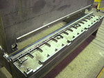 Hydraulische Tafelschere (Blechbearbeitung) - (bearbeitete Tischfläche) (Gewicht: 15 Tonnen, Länge: 4.000 mm, Breite: 2.500 mm, Höhe: 3.000 mm)