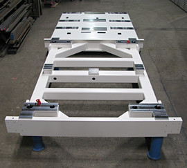Extruder-Rahmen (oben) und Extruder-Fahrrahmen (unten) (Gewicht: ca. 9 Tonnen pro Stück, Länge: 4,8 m, Breite: 3,8 m, Höhe: 0,5 m)