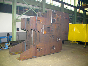 Maschinen-Seitenständer (Gewicht: 5 Tonnen pro Stück, Länge: 4.000 mm, Breite: 2.800 mm, Höhe: 600 mm)
