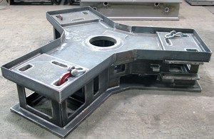 Maschinentisch (Gewicht: 10 Tonnen, Länge: 3.000 mm, Breite: 3.000 mm, Höhe: 1.500 mm)