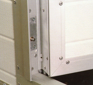 Sektionaltore ::: In einem Sektionaltor bis zu einer Breite von 6 m kann eine Schlupftür eingebaut werden.