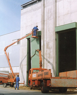 Montagearbeiten an einer Großtoranlage